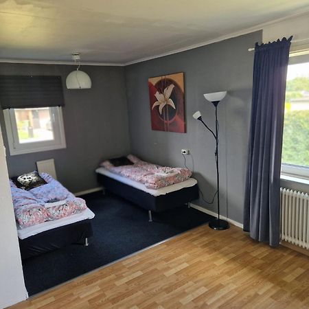 Villa Med Egen Parkering. Moejlighet Att Boka Fran 1 Och Upp Till 5 Personer. Orebro Exterior photo