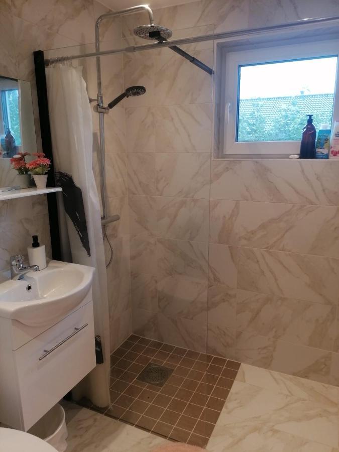 Villa Med Egen Parkering. Moejlighet Att Boka Fran 1 Och Upp Till 5 Personer. Orebro Exterior photo