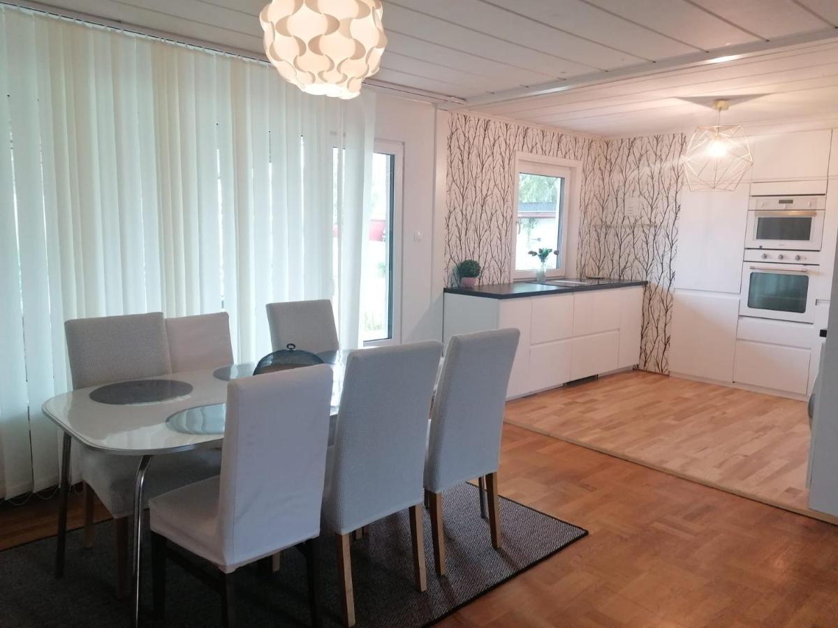 Villa Med Egen Parkering. Moejlighet Att Boka Fran 1 Och Upp Till 5 Personer. Orebro Exterior photo