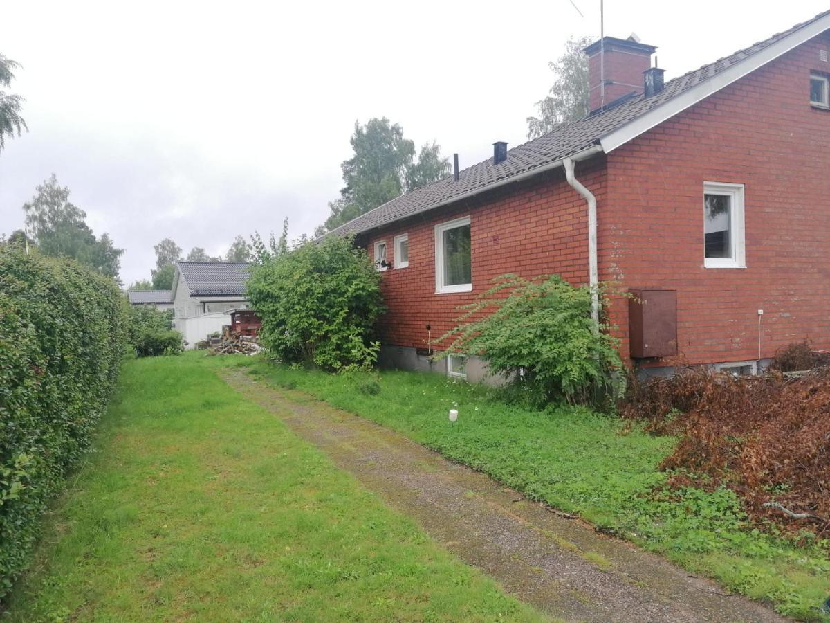 Villa Med Egen Parkering. Moejlighet Att Boka Fran 1 Och Upp Till 5 Personer. Orebro Exterior photo