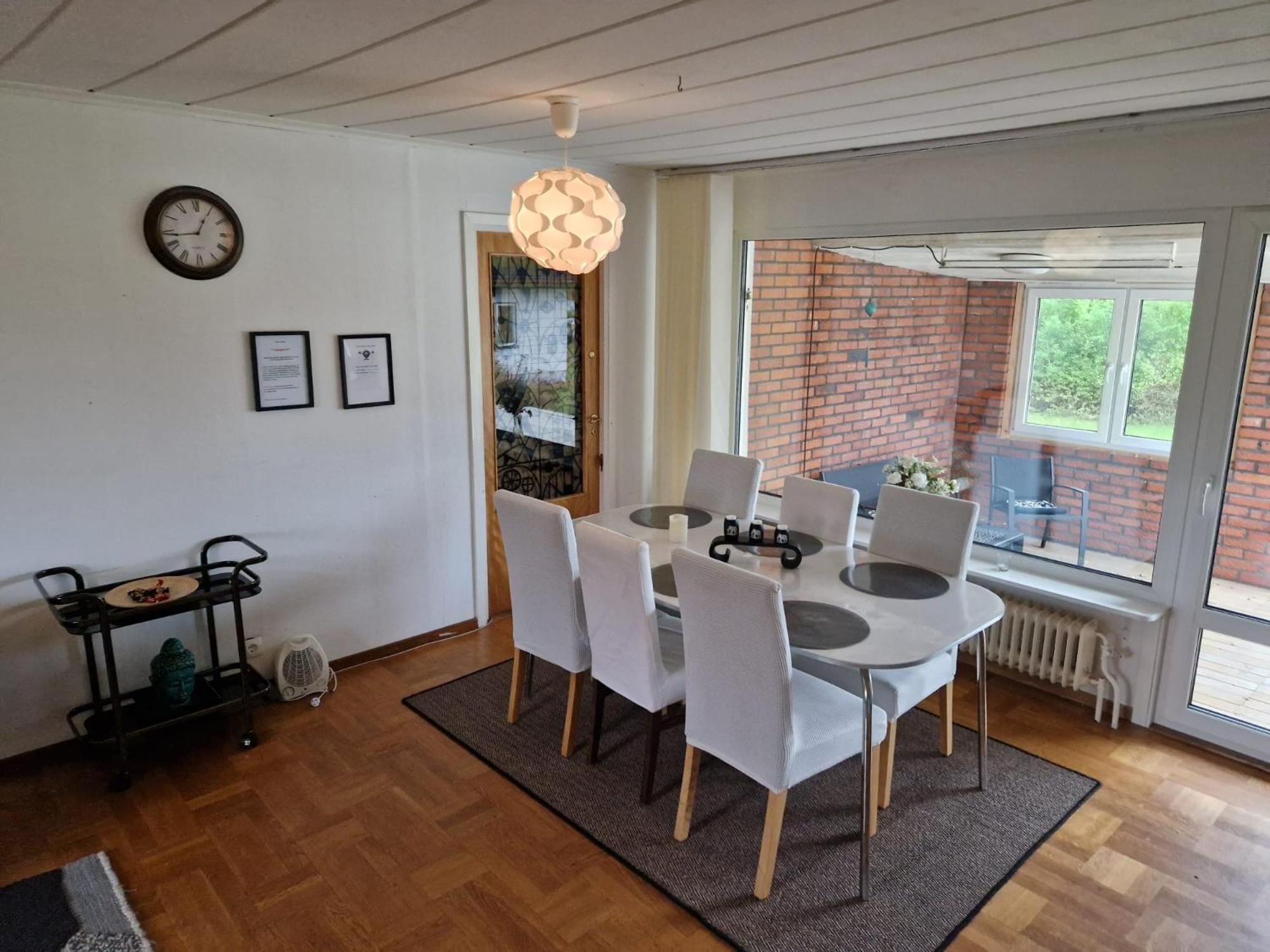Villa Med Egen Parkering. Moejlighet Att Boka Fran 1 Och Upp Till 5 Personer. Orebro Exterior photo