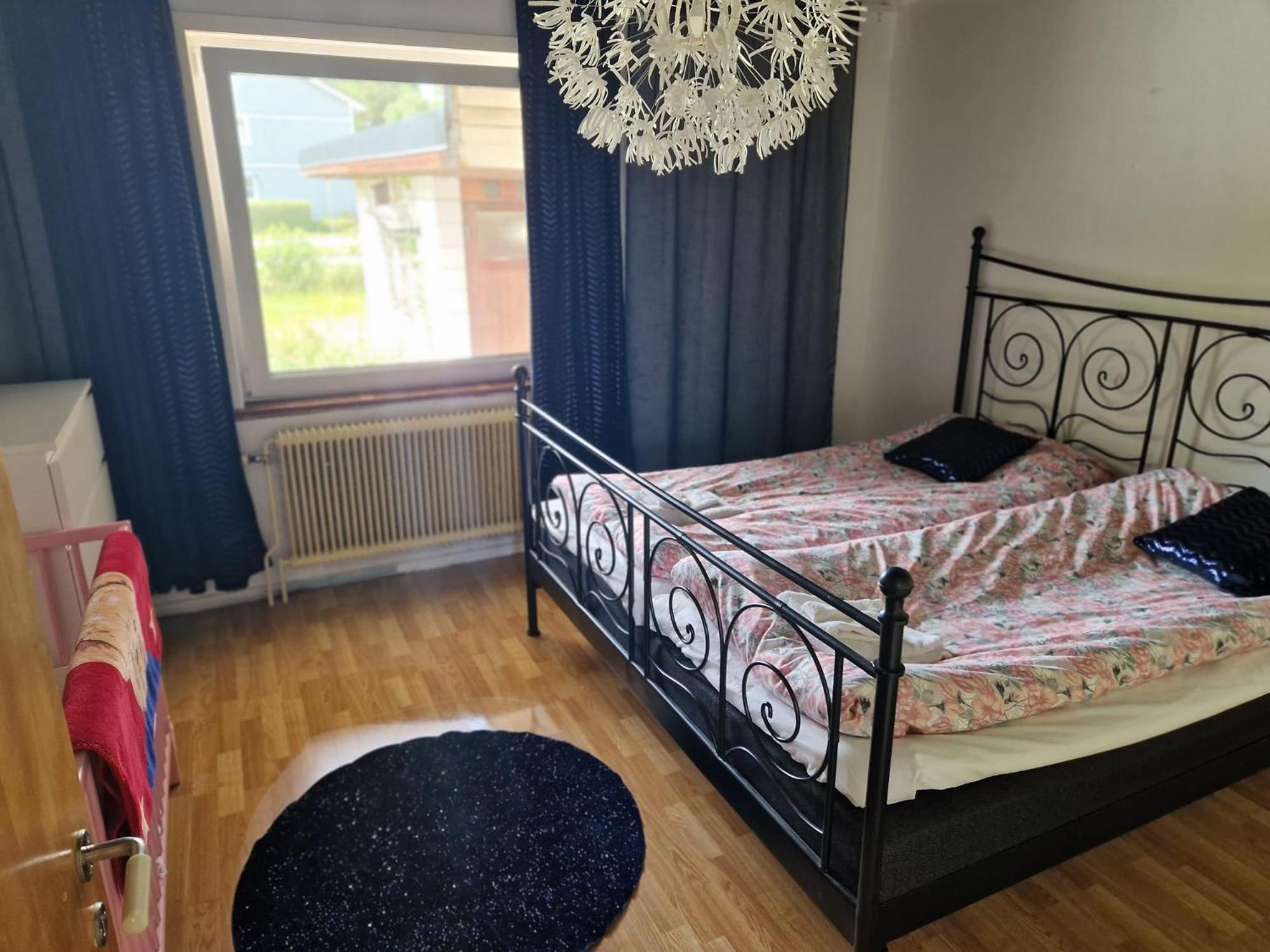 Villa Med Egen Parkering. Moejlighet Att Boka Fran 1 Och Upp Till 5 Personer. Orebro Exterior photo