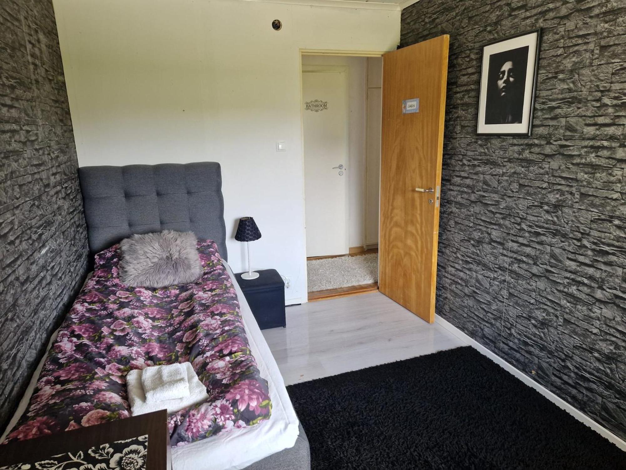 Villa Med Egen Parkering. Moejlighet Att Boka Fran 1 Och Upp Till 5 Personer. Orebro Exterior photo
